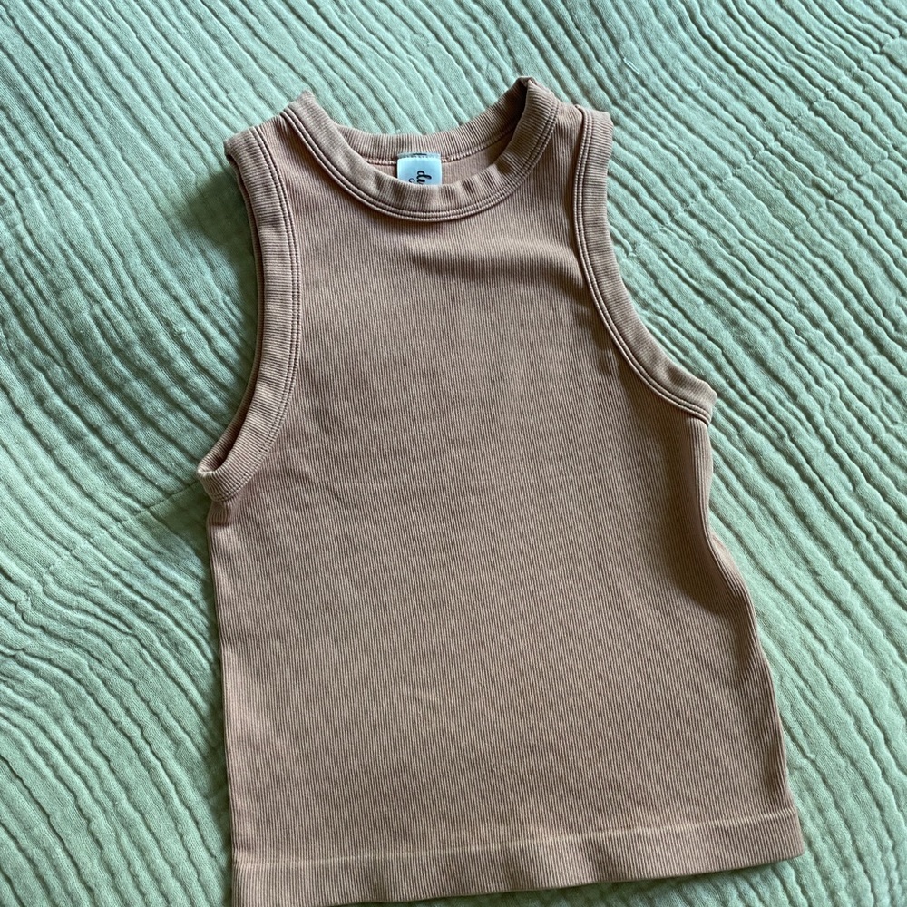 Ribbed light pink cropped top